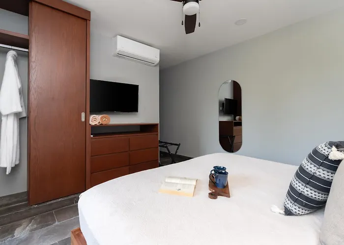 Apartment Paramar Black